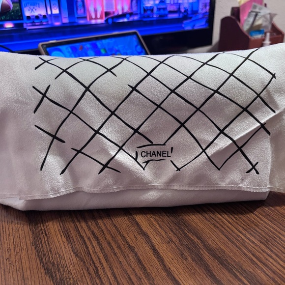 Black crossbody Chanel purse with straps - Picture 5 of 8